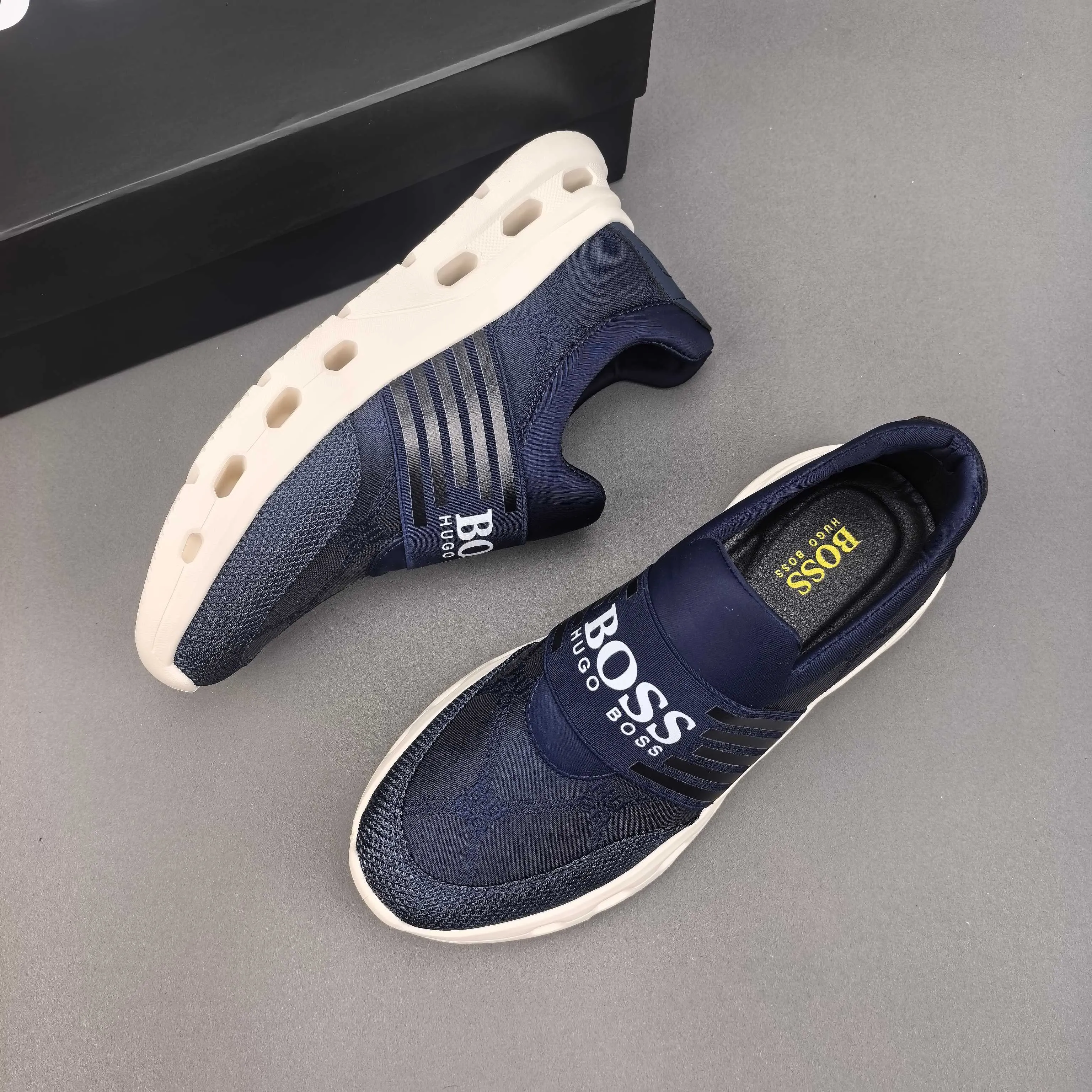 PP420❣️❣️❣️BOSS’s new 🆕low-top casual sneakers, made of breathable mesh, with brand signature details on the shoe collar to enhance style. Fashionable and versatile, it can complement any look. With a sophisticated design that is both dynamic and modern, this new must-have shoe adds a new dimension to Dior's legacy, displaying modern elegance. Men's shoes 38-44 45🉑️customized